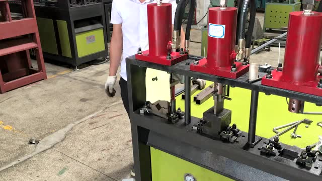 牛人自制冲弧口机 看圆管怎样自己切弧口 冲孔机视频