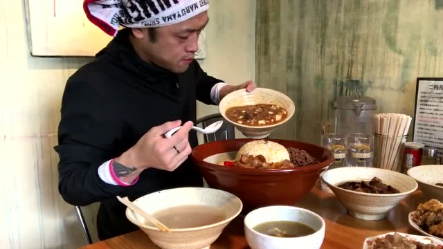 日本大胃王,一顿饭吃6斤米饭,十碗菜,不服都不行!