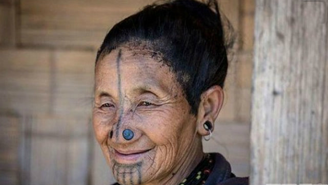 印度女人为防止被伤害,鼻子竟然钉木塞,把自己丑化!