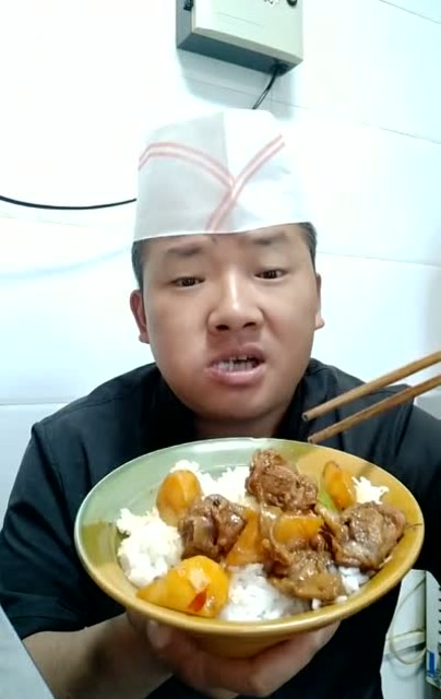 今天陕西面条哥不吃面条了,改吃米饭了,吃的老带劲了