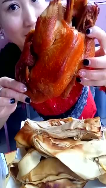 吃播,美女狂啃烧鸡,这操作简直了,看着好想来一口,吃相不做作