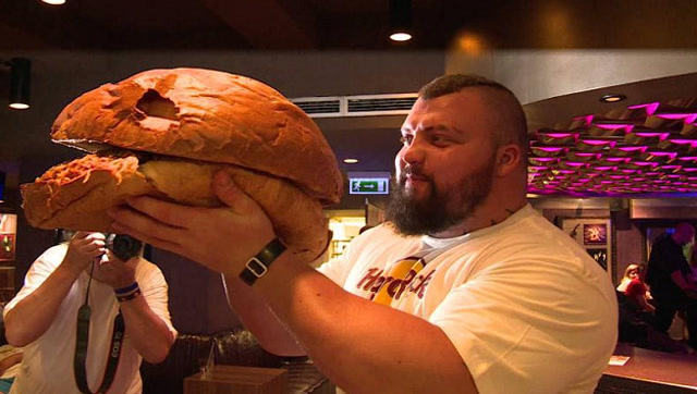 大力士如何吃饭?一年吃掉2吨生牛肉,网友:舌头都要吃抽筋