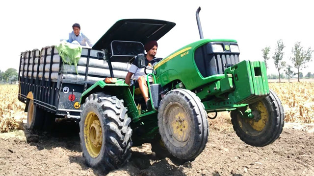 印度拖拉机,满载16吨货物,只用2个轮胎行驶,这马力真大