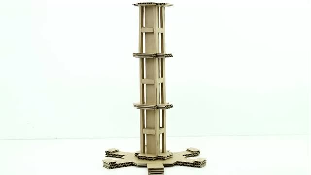 小伙可真会玩,用纸板自制的自动塔吊车,这原理也太简单了!