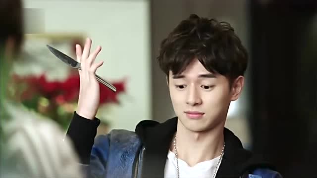 放弃我抓紧我:张轩睿为陈燃画纹身,陈燃这样都不感动?