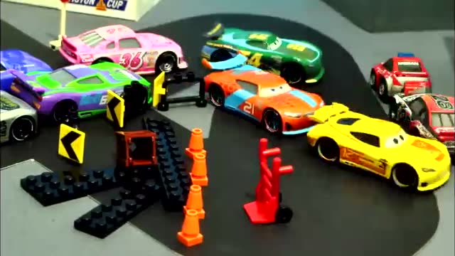 迪士尼汽车3:活塞杯争夺排位赛!