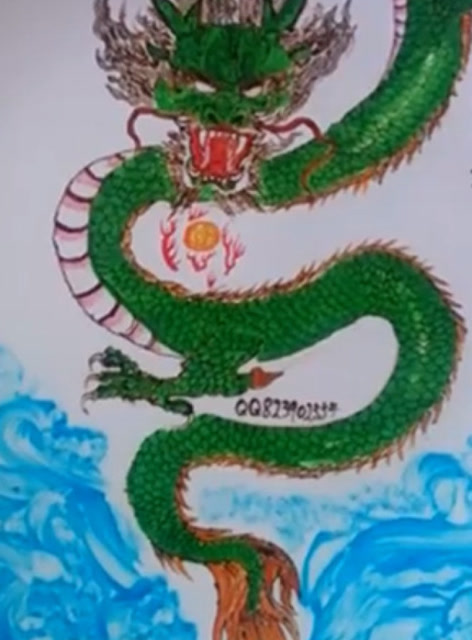 男子在家里画画,画的蛟龙出海很好看,栩栩如生!