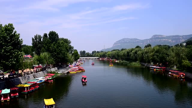 济南南部山区的小门牙景区,游客划船戏水,玩的不亦乐乎