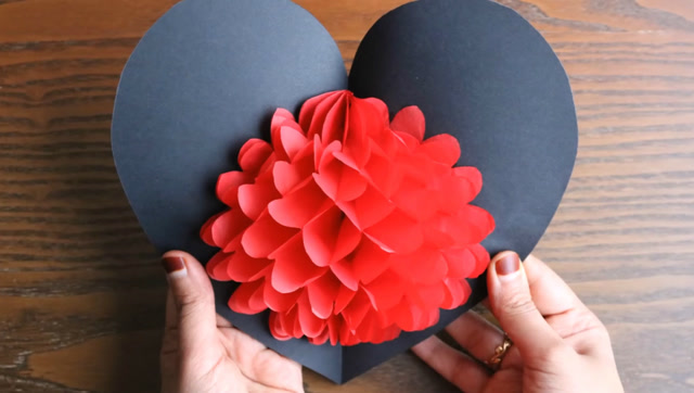 没用的折纸还能这么玩一朵精致的大红花诞生了