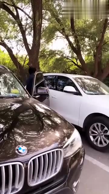 开车要穿平底鞋!别拿美丽当借口,穿高跟鞋开车太危险!