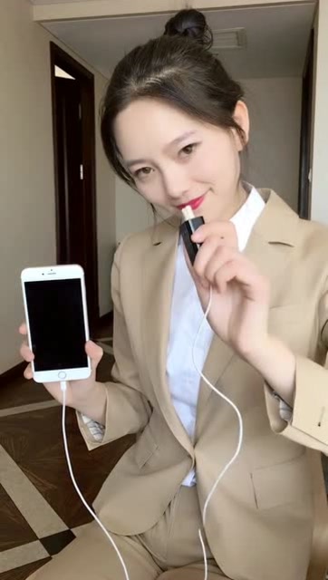 制服美女演示手机充电,原来我们平时都插错了孔