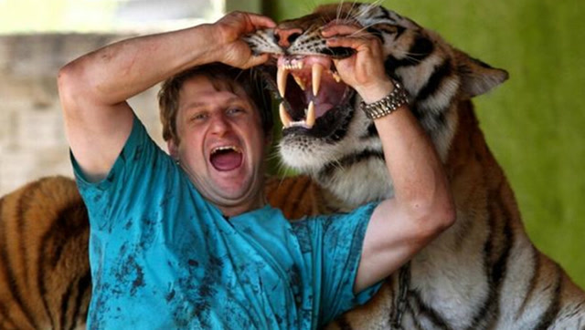 巴西男子养老虎看家护院,男子掰开虎嘴一口咬下,众人都懵了