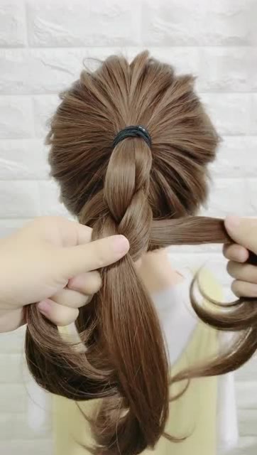 高马尾辫个四股圆辫,又时尚又好看.