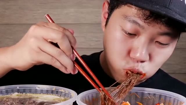 韩国吃播小哥吃冷面和炭烤肉,吸溜吸溜看得我流口水
