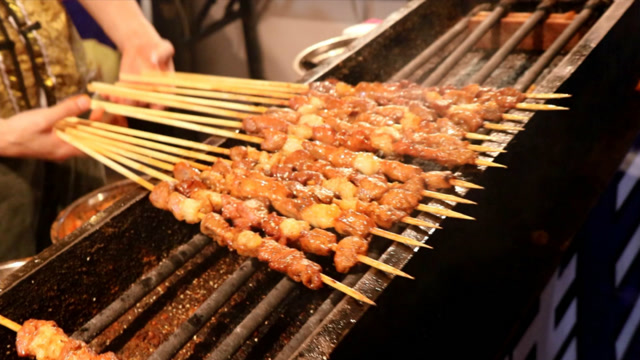 美食节上的蒙古烤肉串,10元一大串,买完就后悔,这味道不像羊肉