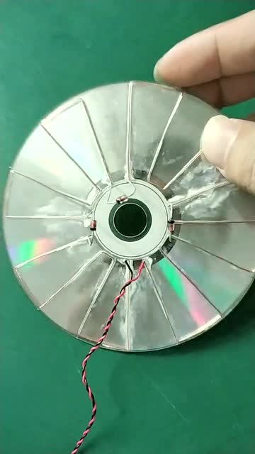 用废旧碟片制作太阳能电板