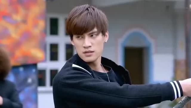 《终极一班4》辜战与太阳决斗,辜战连个女孩都打不过哦!