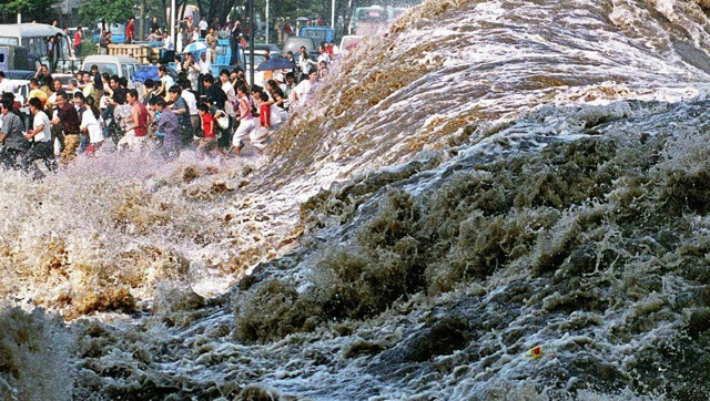 罕见的大坝决堤现场,好像末日来临,太可怕了!