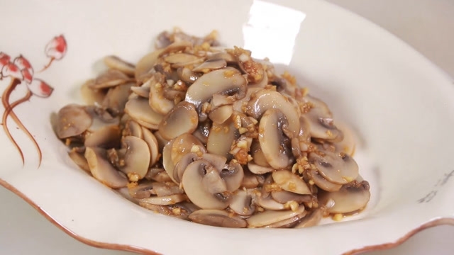 一道家常凉拌口蘑,口感最好的蘑菇,只要最简单的料理就很鲜