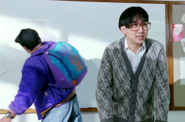 逃学威龙:朱茵爬在桌上痛哭,周星驰却跑去擦黑板!