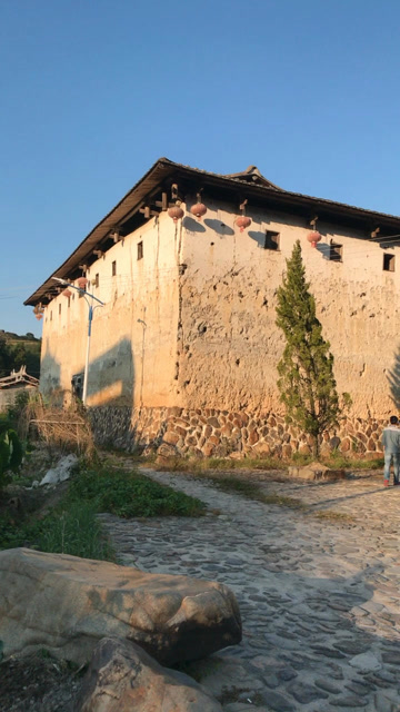 400年的三层大土楼坐落于茶乡安溪