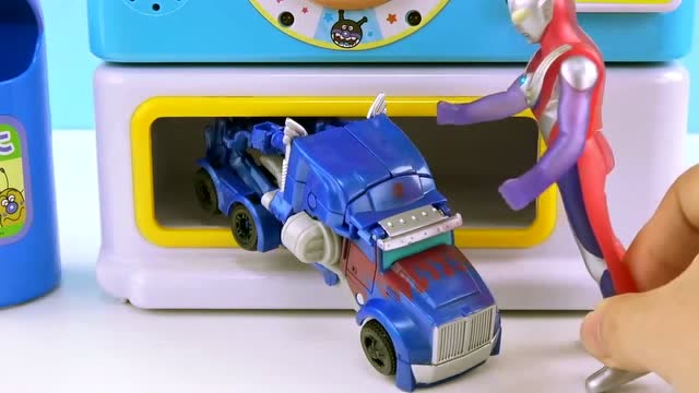 奥特曼迪迦在贩卖机买到了一个大卡车没想到是变形金刚啊