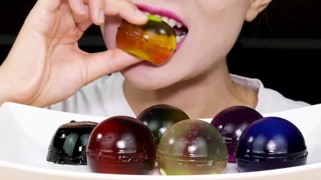 小姐姐吃果冻"跳跳球",五颜六色吃着q弹q弹的,看着好想玩一下!