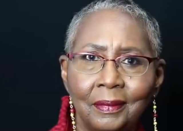 黑人老奶奶化完妆居然这么时尚摩登,很炫酷的老人!