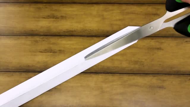 老外美女用纸板diy宝剑,网友:长见识了!