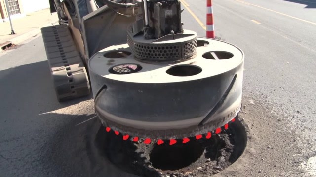 专为井盖而生的机械设备,几分钟换好一个井盖,不是吹的