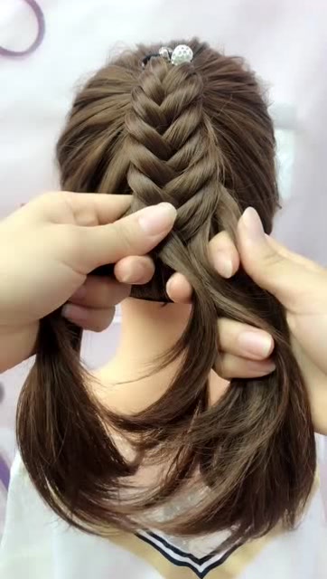 这样编马尾辫回头率百分之百,洋气又少女