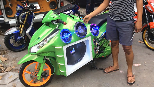 行走的低音炮,老外把整个机车改成音响,网友:给大妈跳舞用?