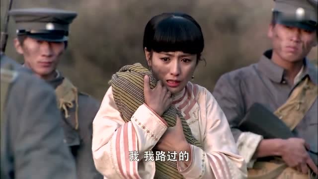 刀客家族的女人为了不让女儿和余老八独处,葛大妮抱着女儿往前走