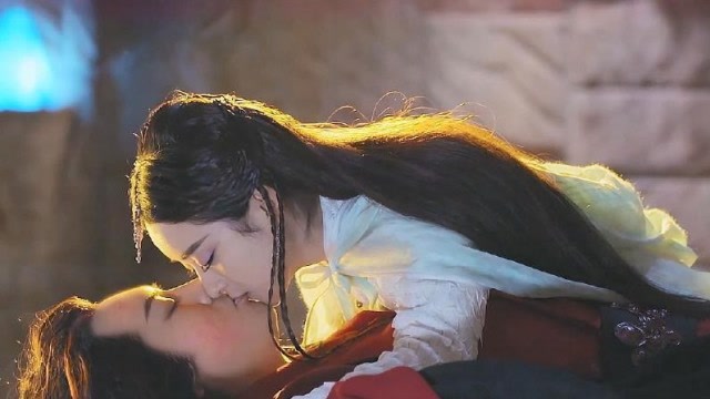 玉无心对着丁隐深情一吻,化解了丁隐的魔性!