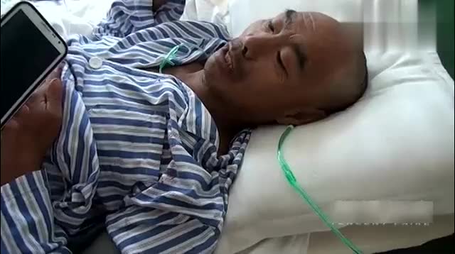 老人回忆蛋蛋被割本以为是个玩笑居然真动手记者没憋住笑了