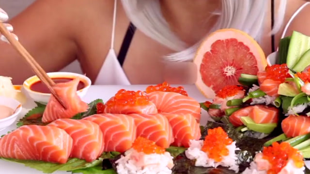 韩国漂亮小姐姐直播吃美味的三文鱼刺身,吃相也太优雅了