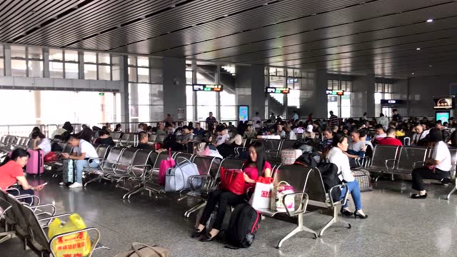 实拍东莞东火车站,今年钱真心不好赚,很多人无奈提前回家过年