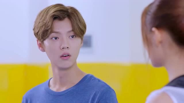 甜蜜暴击:格斗女王方宇上线,霸气的大秀回旋踢,引起阵阵尖叫