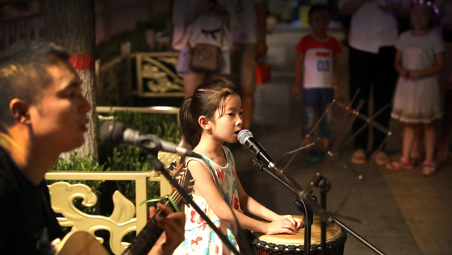 6岁女孩天天陪爸爸街头卖唱到凌晨1点,只为帮助贫困山区孩子