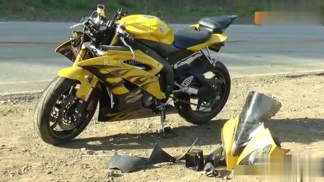 摩托车飙车党狂飙躲避追捕,下一秒警察就笑了