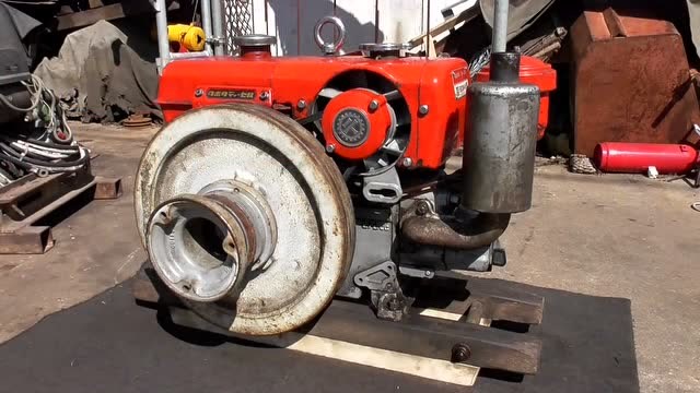 坏掉的老式柴油发动机,经过高手的修理,重新启动试试