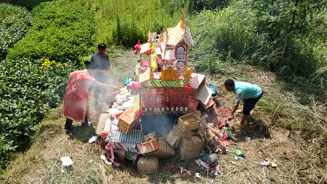 农村大山里,一家人为老人"烧灵房",这风俗你们那有吗?