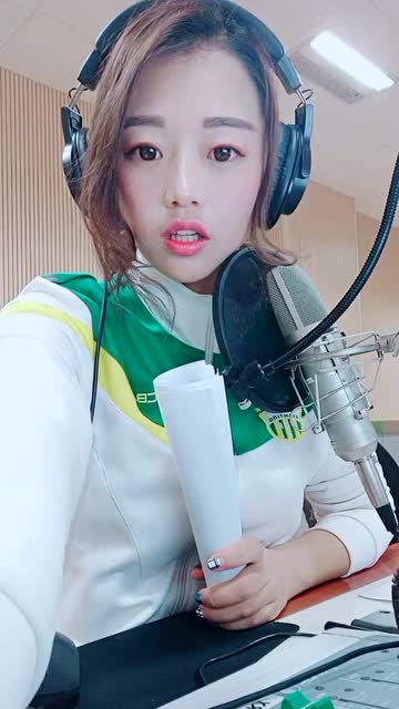 感觉太傻了!果然,一个电台主持人不适合离开.