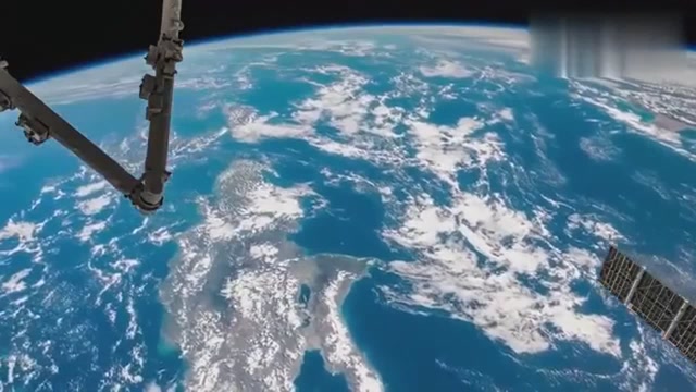 100公里远的卫星上看地球美翻了,这视角普通人一辈子也看不见!