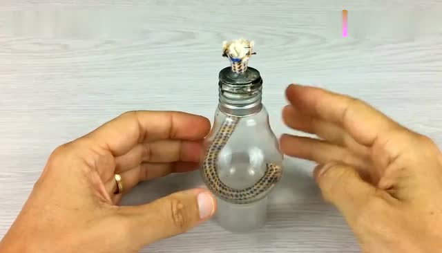 外国牛人教你用废旧灯泡制作一盏漂亮的酒精灯,成品好漂亮!
