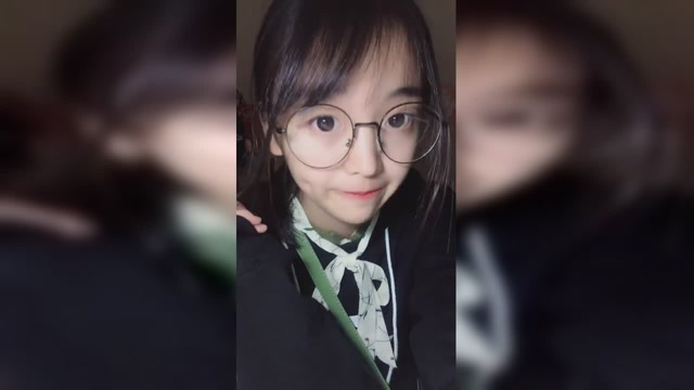 小姐姐真可爱,戴个眼镜,好美啊!