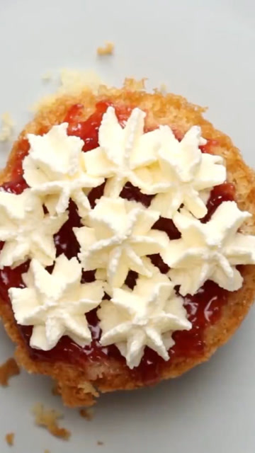 敲棒奶油草莓酱小蛋糕 一口一个 想把所有小蛋糕一口哇唔咬下