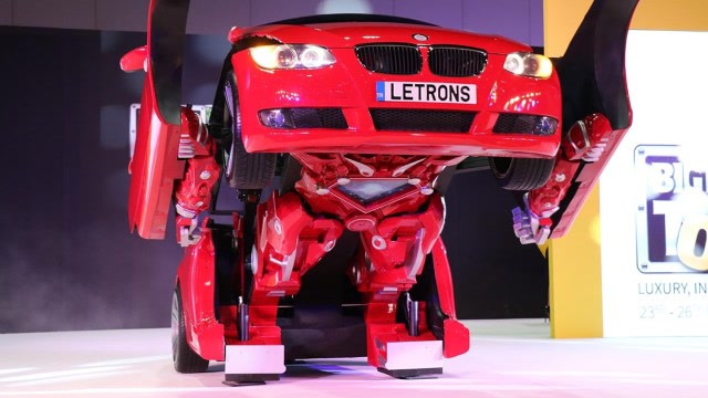 小伙耗时8月,把宝马改成变形金刚,一变形裆部却喷出一堆白烟!