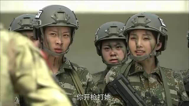 特种兵之火凤凰曲比阿卓向着操场国旗方向走了过去