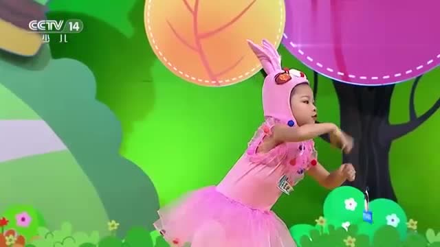 舞蹈《阳光彩虹小白马》,小美女明明是只可爱的小兔子吧